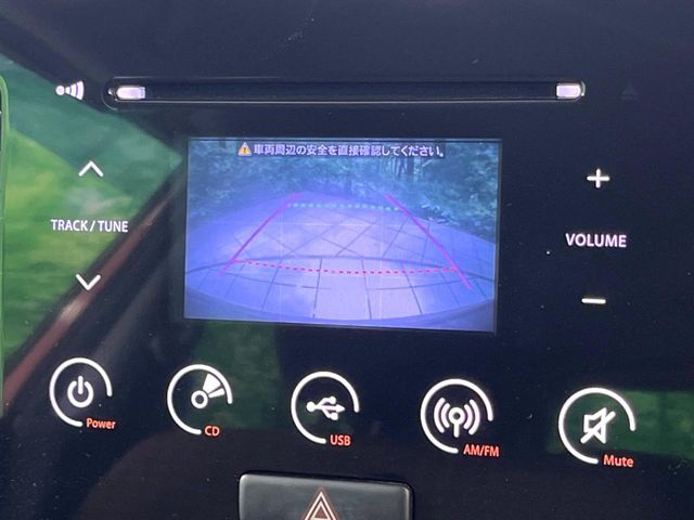 【バックカメラ】駐車時に後方がリアルタイム映像で確認できます。大型商業施設や立体駐車場での駐車時や、夜間のバック時に大活躍！運転スキルに関わらず、今や必須となった装備のひとつです！