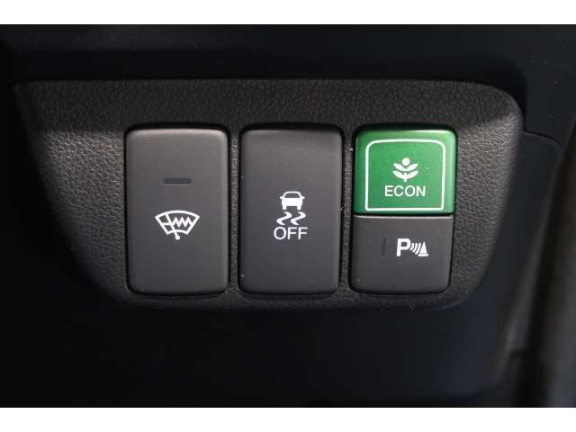パーキングセンサーや横滑りを防ぐVSA等のスイッチ類は運転席の右側、手の届きやすい位置にあります。