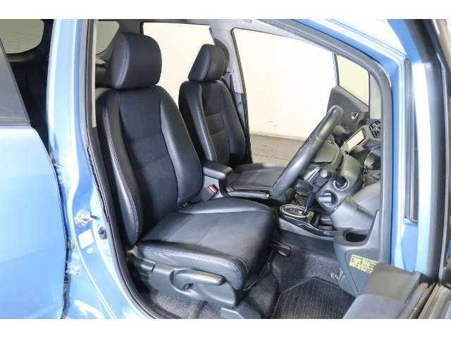 すわり心地の良い運転席・助手席です。長時間のドライブの疲れ軽減に貢献します。どうぞ快適なドライブを♪