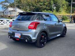 指定工場を完備しておりお客様の飛び込み整備や定期点検など常時工場は稼働中。お気軽にお立ち寄りくださいね。飛び込みのお客様にも充分な対応が可能です。最長3年の安心保証もございます。