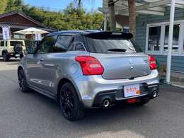 当社には常時20台以上の中古車と5台以上の新車を展示しております。触って見比べてそして相談してぴったりの車を探しましょう。各種新車カタログも常備、比較もお見積りもすぐにご準備できます。