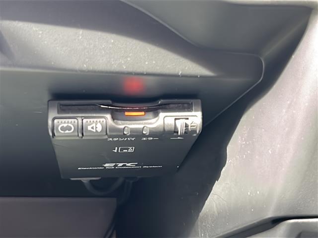 高速道路や有料道路の料金所ゲートで、自動車や自動二輪に搭載した車載器と無線通信を行い、車種や通行区間を判別して認証や決済を行うシステムです。