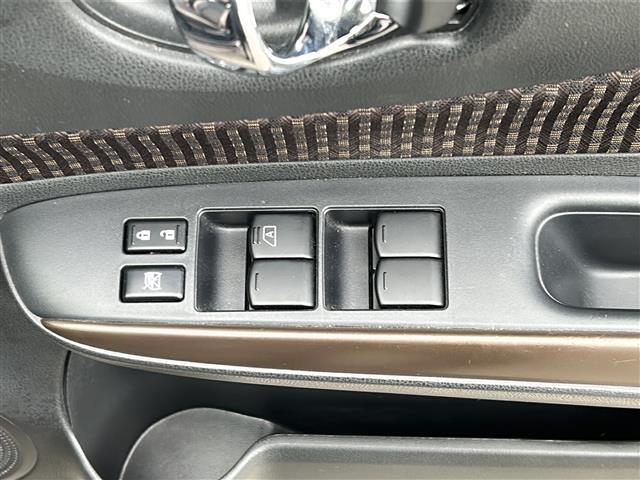 【パワーウィンドウ】運転席についている窓のスイッチは各窓の開閉をボタン一つで行うことができます。