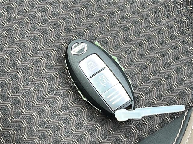 【スマートキー】キーをポケットやバックに入れたまま車のドアの解錠・施錠、エンジンのON/OFFが行えるキーのことです。
