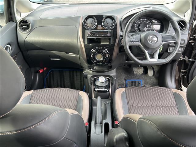 コックピット内の全体像です。運転席・助手席付近の様子を掲載しております♪