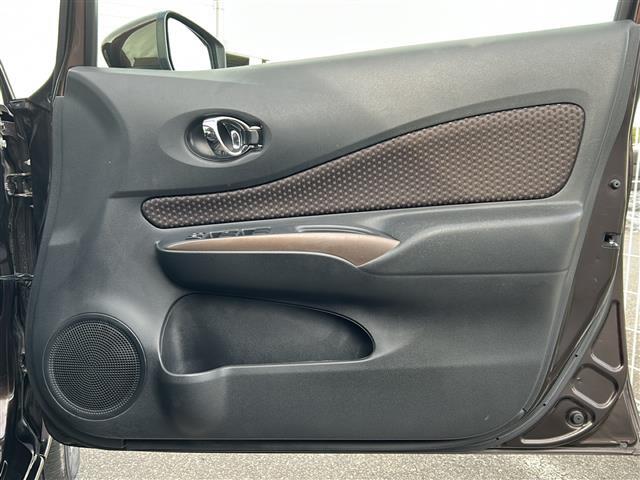 【パワーウィンドウ】運転席についている窓のスイッチは各窓の開閉をボタン一つで行うことができます。