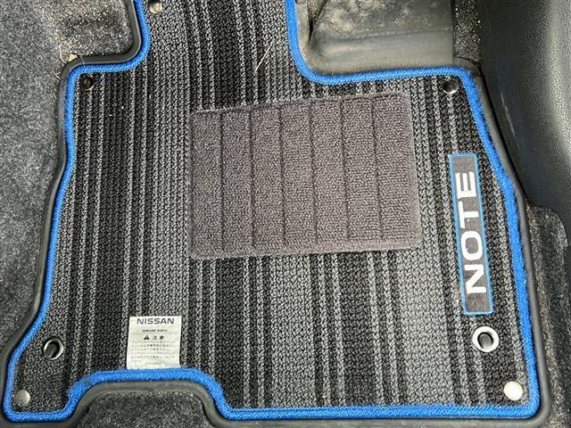 フロアマット標準装備。車内を清潔に保ちます。