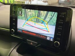【バックカメラ】駐車時に後方がリアルタイム映像で確認できます。大型商業施設や立体駐車場での駐車時や、夜間のバック時に大活躍！運転スキルに関わらず、今や必須となった装備のひとつです！