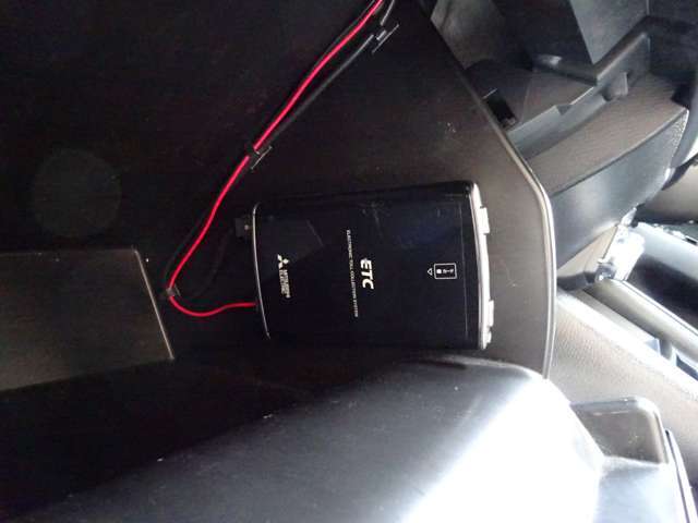 ETCが装着されています。再セットアップ後高速道路の料金所をノンストップで通過できて大変便利です。