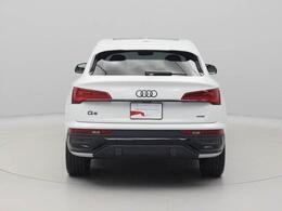 全周囲カメラ付き電動リヤゲートも装備。便利で駐車も安心