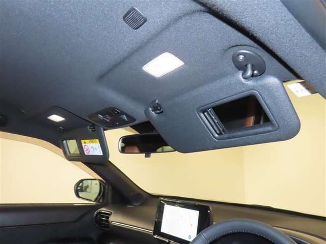 運転席・助手席バニティーミラー・照明付きサンバイザー