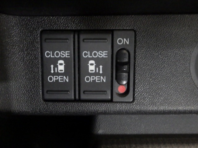 両側電動スライドドア！！荷物で手が塞がる時など簡単にドアの開閉が出来ます！何より力いらずで開閉OK！女性やお年寄りにも優しい♪電動機能はOFFにもできますから元気なお子様の駆け出しも安心！