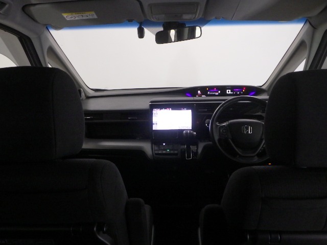 ドライバーを包み込むように、ディスプレーやスイッチ、コンソールを配置。座った瞬間から運転への期待が！空間そのものの心地よさにこだわっています。