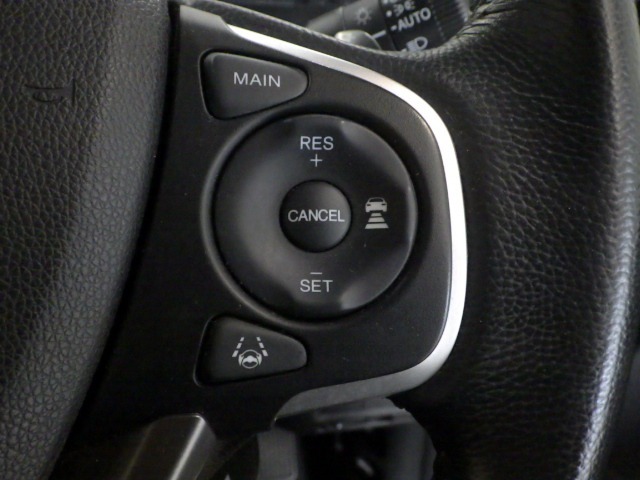 ハンドル右側にはクルーズコントロールのスイッチが装備され運転中の操作も安心して行えます！