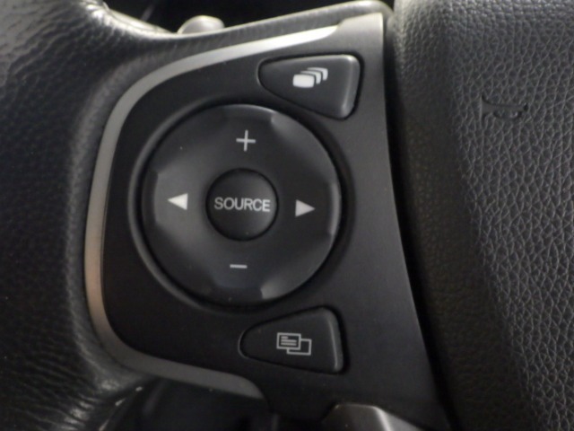 ハンドルにオーディオの操作スイッチが装備されています！視線を前方から外さずハンドルから手を離さずに操作できるのでとっても安全ですね♪