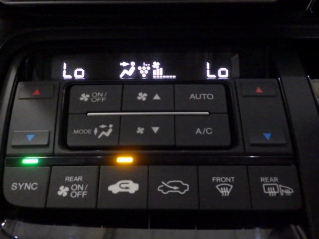 オートエアコンは左右席で独立温度コントロールが可能です。運転席はキンキンに冷やして助手席はマイルドにと言った設定が可能です☆暑さ寒さでケンカすることもなくなりますね♪