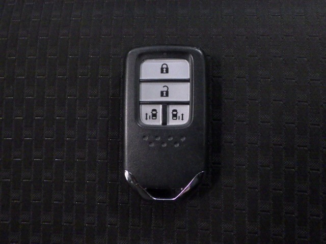 スマートキー付！キーを取り出さなくてもドアロックの施錠・開錠、エンジンの始動が出来ます！雨の日や荷物の多い日にとても便利ですね♪