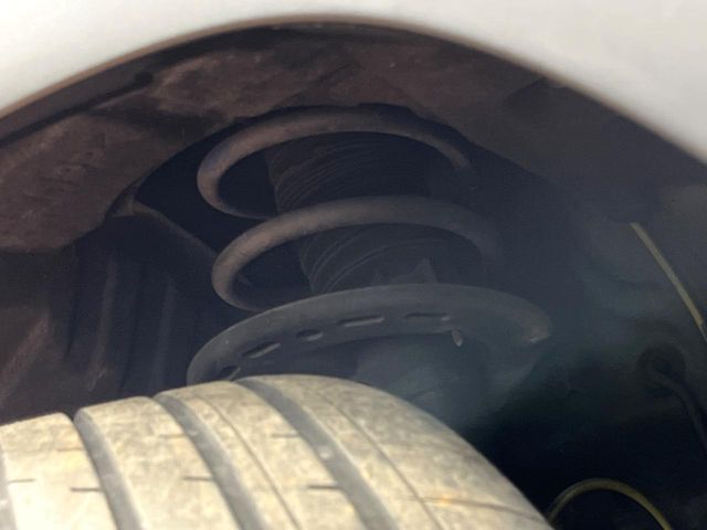 お車を安心してお乗りいただく為には、足回りの定期点検が欠かせません。サービスサポート（有償保証）では無料点検もご提供しており、安心のカーライフをお過ごしいただけるサポート体制が整っています。
