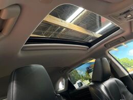 【サンルーフ】開放感たっぷりの希少装備、サンルーフが装着されています！車内に明かりを取り入れたり景色を楽しむ以外にも、車内の空気も簡単に換気できて快適です！