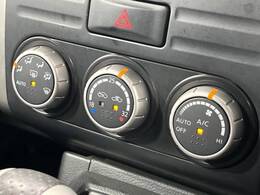 【オートエアコン】一度お好みの温度に設定すれば、車内の温度を検知し風量や温度を自動で調整。暑い…寒い…と何度もスイッチ操作をする必要はありません。快適な車内空間には必須の機能ですね♪