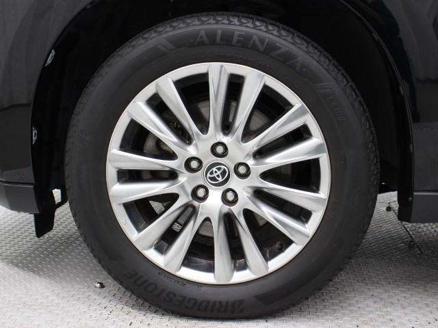 スーパークロムメタリック塗装された18インチアルミホイール装着。タイヤサイズは235/55R18です。