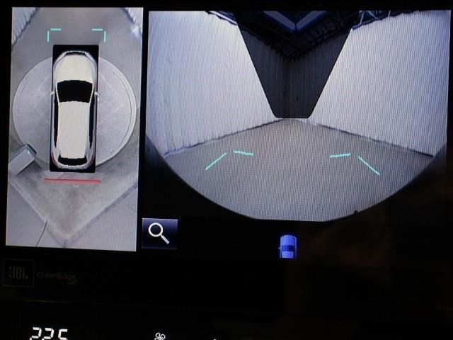 車両を上から見たような映像をナビ画面に表示するパノラミックビューモニター(左右確認サポート+シースルービュー機能付)。運転席からの目視だけでは見にくい、車両周辺の状況をリアルタイムで確認できます。