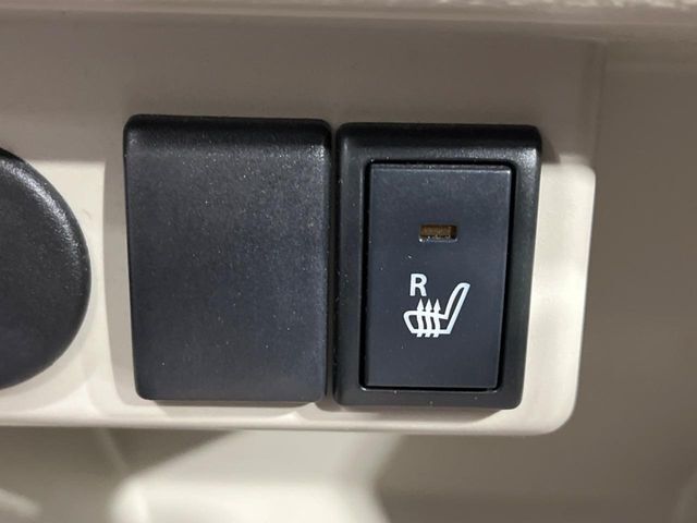 【シートヒーター】寒い日に重宝するシートヒーター！エアコンより早く温まってくれるので寒がりの人も安心ですね♪エアコンの温風は乾燥するから苦手、という方にもをおすすめです。