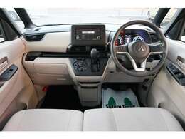 スタイリッシュで、先進性を感じさせる空間。良好な前方視界を確保。