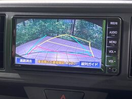 【バックカメラ】駐車時に後方がリアルタイム映像で確認できます。大型商業施設や立体駐車場での駐車時や、夜間のバック時に大活躍！運転スキルに関わらず、今や必須となった装備のひとつです！