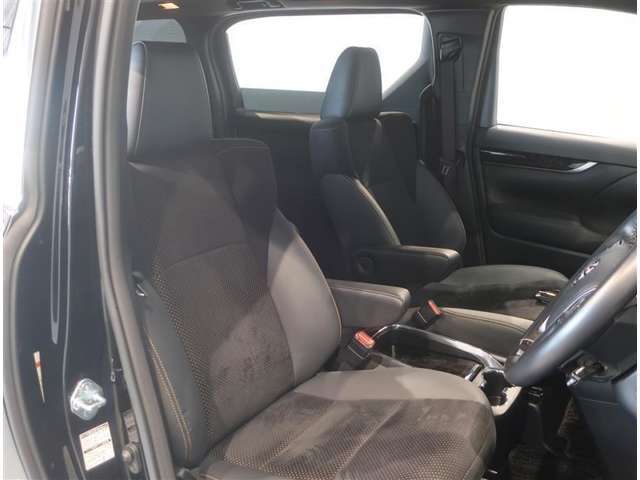 高いホールド性で運転姿勢が安定します。長距離ドライブでも疲れにくいのが魅力です。快適なドライビングライフをお送りください♪
