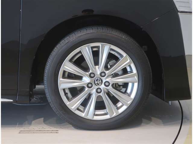 純正のアルミホイール装着車です。タイヤサイズは235/50R18です。
