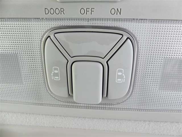 室内スイッチやリモコンで電動スライドドアの開閉が出来ます。電動なので半ドアになる心配もなく楽に開閉ができます。