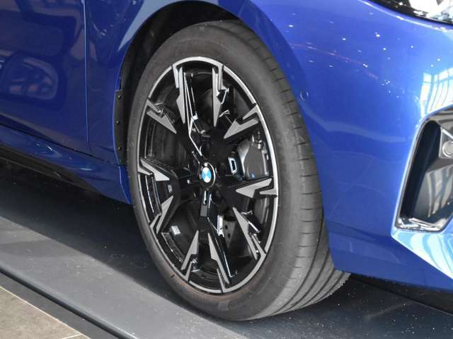 保証に関しましては全国どこのディーラーでもご使用いただける認定中古車保証が付きます。アフターメンテナンスもお近くのディーラーにて行うことができますので安心してお乗りいただけます。
