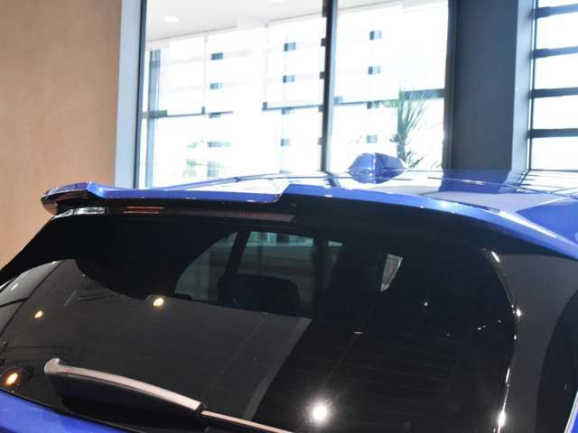 保証期間中にトラブルが発生した際は、24時間フリーダイヤルでオペレーターが対応致します。応急処置方法のみならず、出張修理やレッカー搬送などの手配、お客様の代替交通手段やホテルの確保を行います。