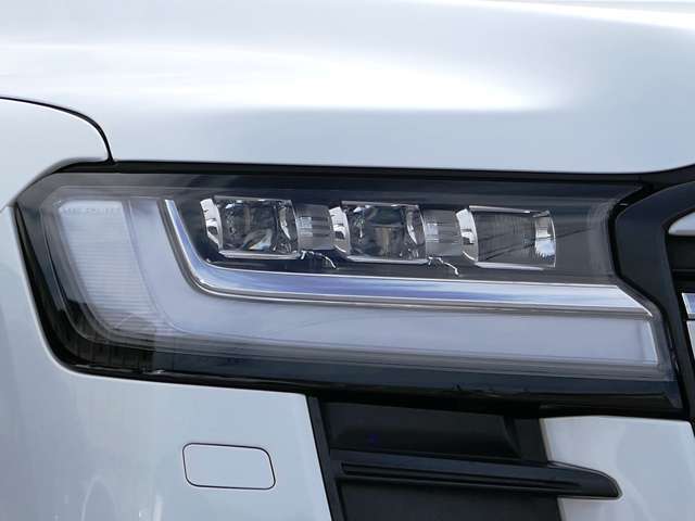 【LEDヘッドライト】LEDライト装備！視認性が高く対向車や人物等の早期発見に寄与するため、事故の予防に期待できます。加えてワイドな照射のため周囲の見やすさに繋がるため、運転時の目の疲労軽減にも役立ちます。
