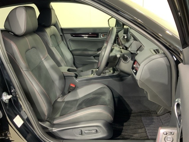 運転席は電動パワーシート付です。細かな動きでドライビングポジションを確保できます