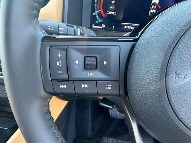 運転中でも音量調整やチャンネル変更がスムーズにできるステアリングスイッチ付き♪