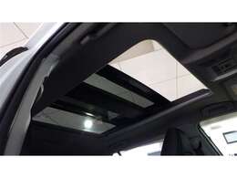 電動開閉　大型ムーンルーフ