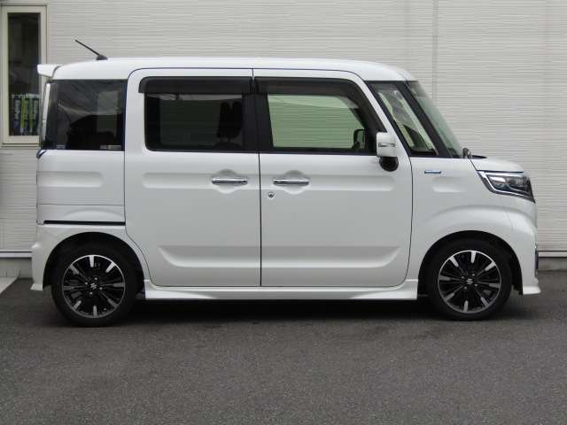 お車に詳しくない方でもご安心ください。ご満足のいくお車探しをお手伝いできるよう経験豊富なスタッフがご対応致します。LINEでのお問合せもOKです。