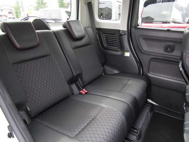 後部座席も広々快適！