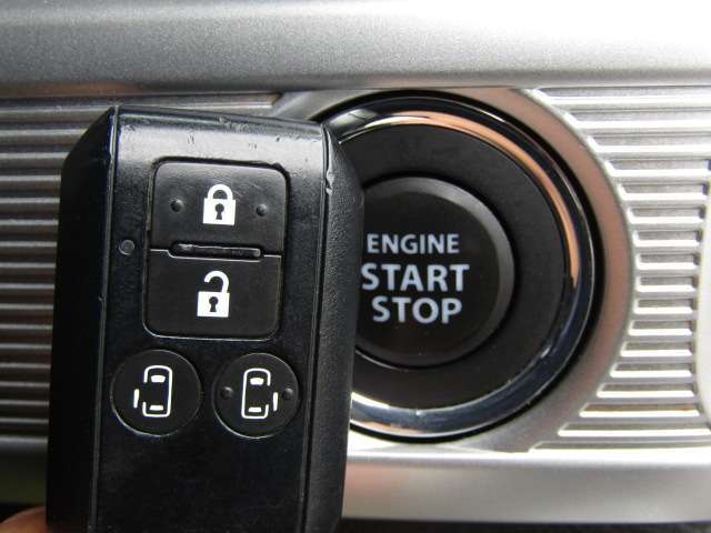 【プッシュスタート＆スマートキー！】ポケットやバッグにキーを入れたまま、エンジン始動＆ドアノブを引くなどの動作だけでドアの解錠施錠ができる「キー」。