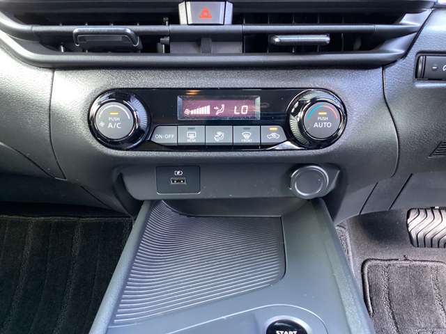 車内の温度管理がワンタッチで簡単に出来るのがオートエアコンです。これでいつでも快適ドライブが出来ますね！
