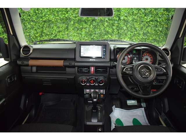 内装はこだわりのイオン除菌消臭施工済みで展示しております。メーカー販売時にできる限り近づけるように妥協はいたしません！