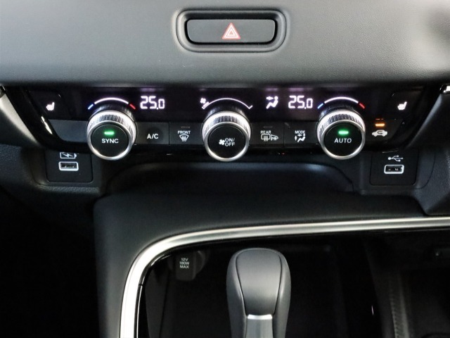 左右独立で温度調整ができる機能搭載のフルオートエアコンです。シートヒーターも装備していて、寒い日も数秒で温まります。USBジャック・USBチャージャーも装備されております。