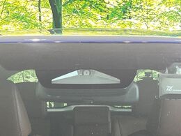 【プリクラッシュセーフティ】前方の車両等を検知し、衝突しそうな時は警報で注意を促し、ブレーキを踏む力をサポート。ブレーキを踏めなかった場合は衝突被害軽減ブレーキが作動、衝突回避をサポートします。