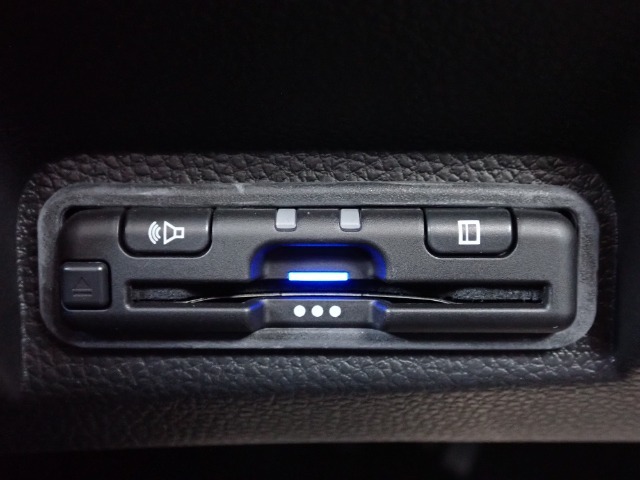 ■【ETC車載器】が装備されています。セットアップをしてお渡しとなり、ETCカードを差し込むだけで高速道路の利用が可能です。