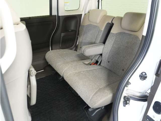 家族やご友人とBBQに行くとき、楽しさは道中の車内から始まっています！このベンチシートに座って、みんなで和気あいあい盛り上がりましょう！