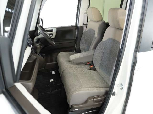 運転席と助手席は足元が繋がっているので自由に行き来しやすいので駐車場が狭いときでも助手席側からスムーズに乗り降りできて便利！