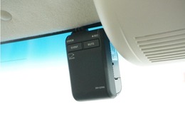 ◆ドライブレコーダー◆映像・音声などを記録する自動車用の装置です。　もしもの事故の際の記録はもちろん、旅行の際の思い出としてドライブの映像を楽しむことができます。