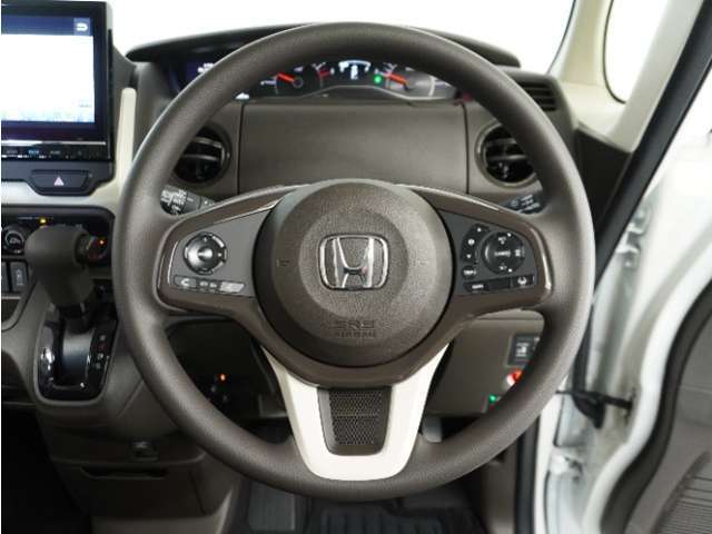 【Honda SENSING】 カメラ等装置で精度の高い検知能力を発揮、安全運転を支援します。ステアリング上のコントローラーに注目！